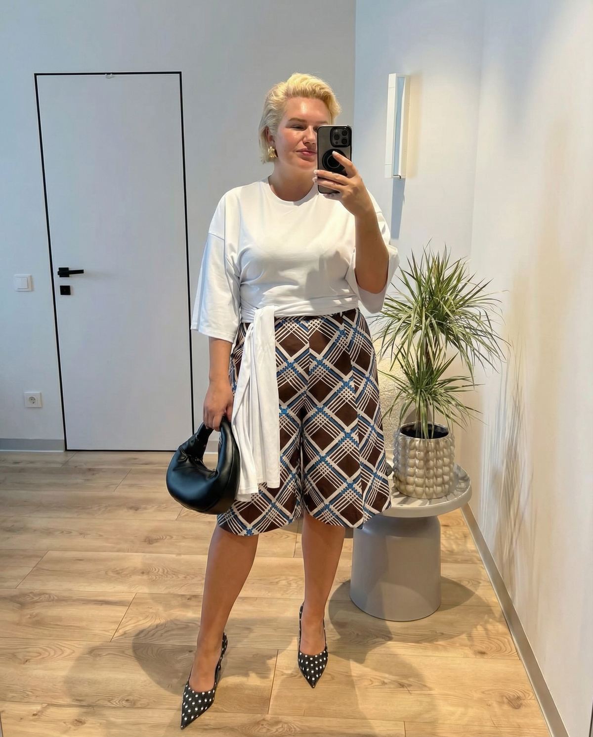 Vera | Pleated Shorts Brown White Geometric Pattern